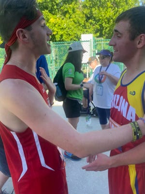 Michael McCloskey, 17, dari West Milford (kiri) memberi selamat kepada Nolan Wendt dari Arizona yang berusia 18 tahun setelah McCloskey mengalahkan Wendt untuk memenangkan 1.500 meter di Special Olympics USA Games pada 7 Juni 2022.