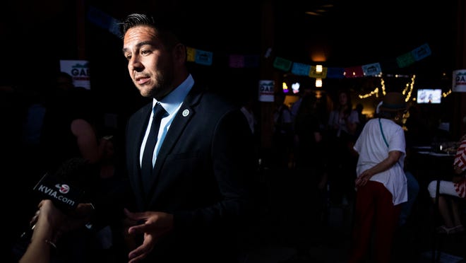 Vásquez ganó la carrera por el segundo distrito de la Cámara de Representantes de los EE. UU. de Nuevo México.  Herrel está de acuerdo