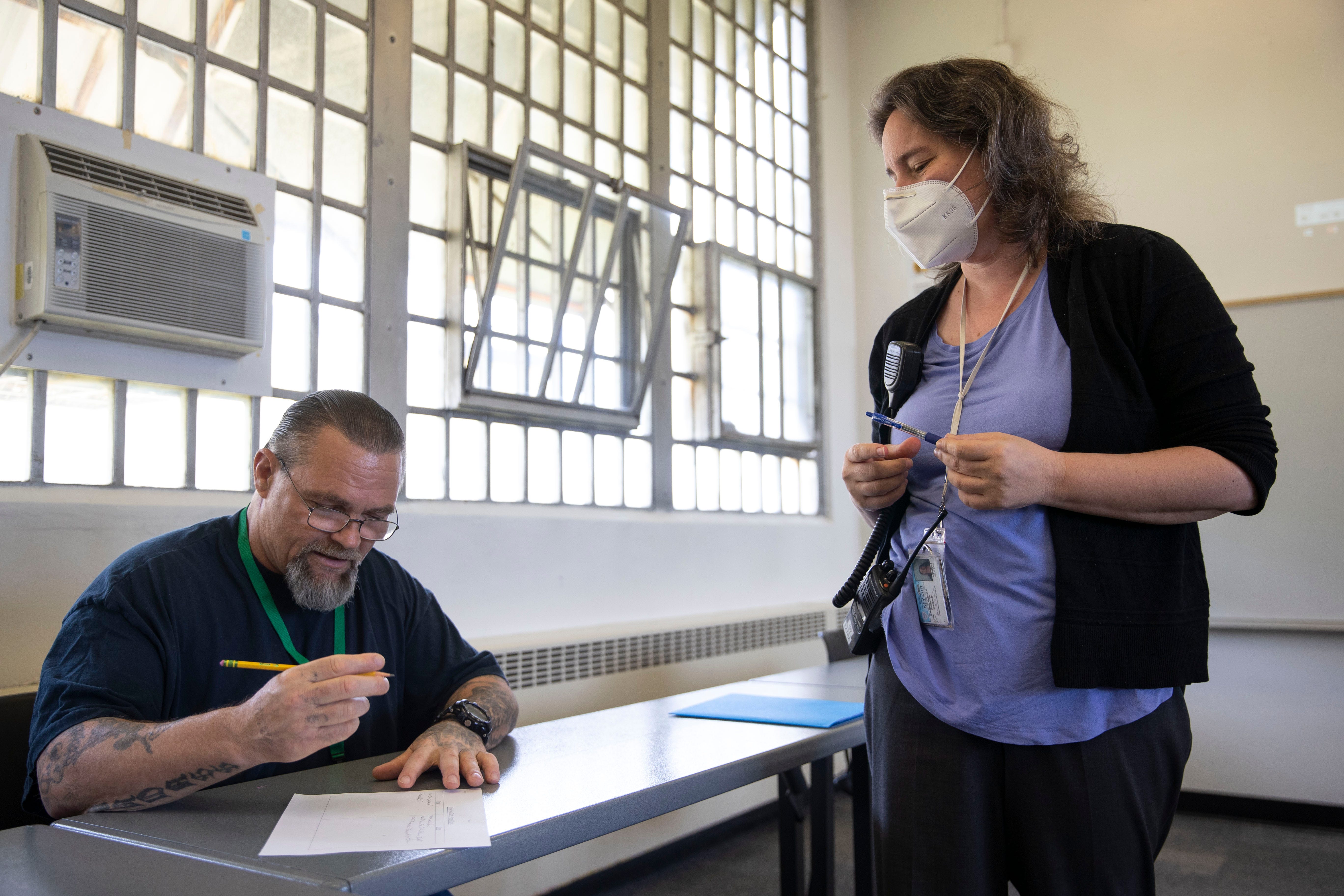 Instructor Heather Goldblatt talks to Jeffry Williams during a class at Oregon State Correctional Institution.