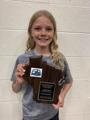 Esej uczennicy piątej klasy, Molly Goral, wyróżnia się ponad 1500 pracami złożonymi w Wisconsin Ag w konkursie na esej klasowy.