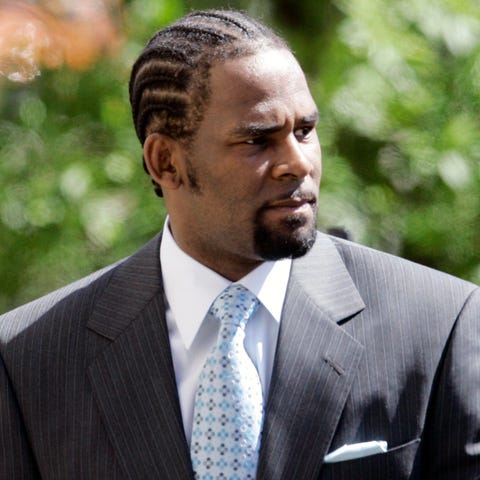 R. Kelly enters the Cook County Criminal Court Bui