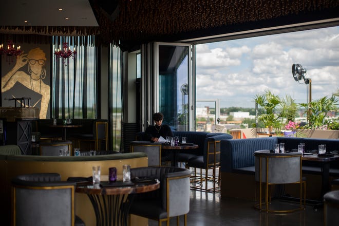 Mandrake Rooftop es el destino de primer nivel más nuevo que ofrece vistas panorámicas del centro, cócteles elegantes y menús estilo tapas con ingredientes cuidadosamente seleccionados.