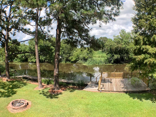 This cabin near the Bayou Petite Anse has room to sleep six people comfortably, a spacious kitchen and one full bath. The property has bayou access, kayaks and plenty of room to play.