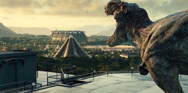 Película de 2015 del director Colin Trevorrow "mundo Jurasico" trajo de vuelta el OG T. rex desde el primer "Parque jurásico," que mira otro parque temático condenado lleno de dinosaurios.