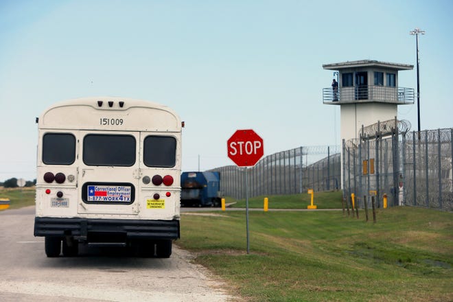 The Texas Department of Criminal Justice is set to start transporting inmates again after an investigation of the escape from a prison bus of a convicted murderer who later killed five people.