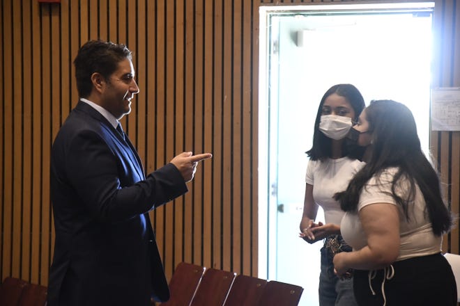 El Dr. Ignacio Ornelas Rodríguez interactúa con dos estudiantes durante una ceremonia de entrega de certificados en la Alisal High School en Salinas, California.