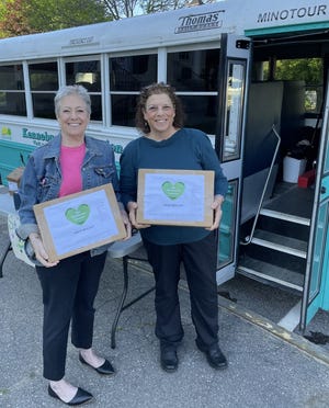 Debbie Hall, po lewej, i Traci Anello z The Community Gourmet, dostarczają zestawy posiłków na lokalną przejażdżkę po żywności przed ratuszem Kennebunk w dniu szkoły podstawowej Maine State, 14 czerwca 2022 r.