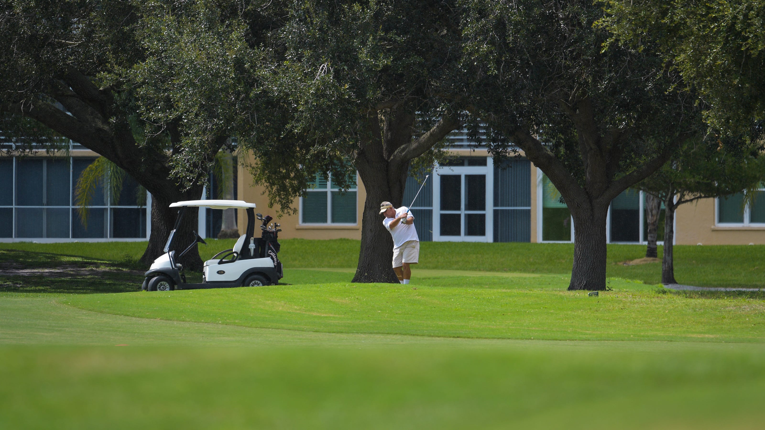 15 public and semiprivate golf courses in Manatee County