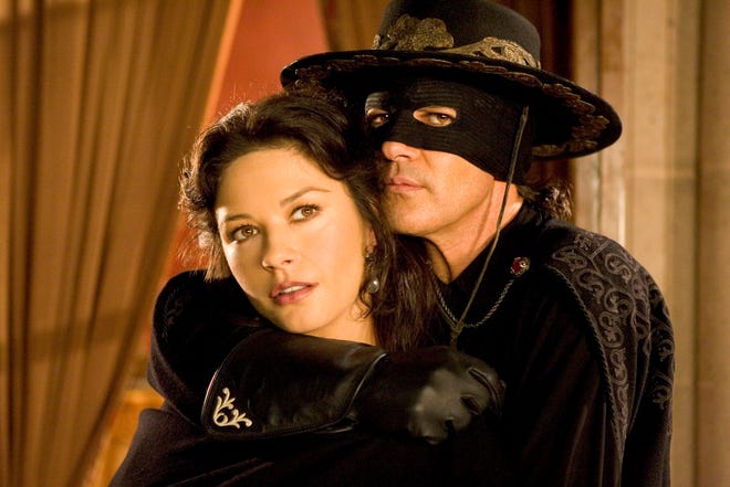 Catherine Zeta-Jones, a la izquierda, y Antonio Banderas se relajan en una escena de 2004 "La leyenda del Zorro."