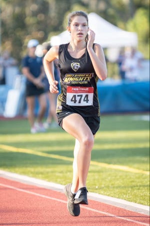 Keira Votava bėgioja krosą East Ridge High.