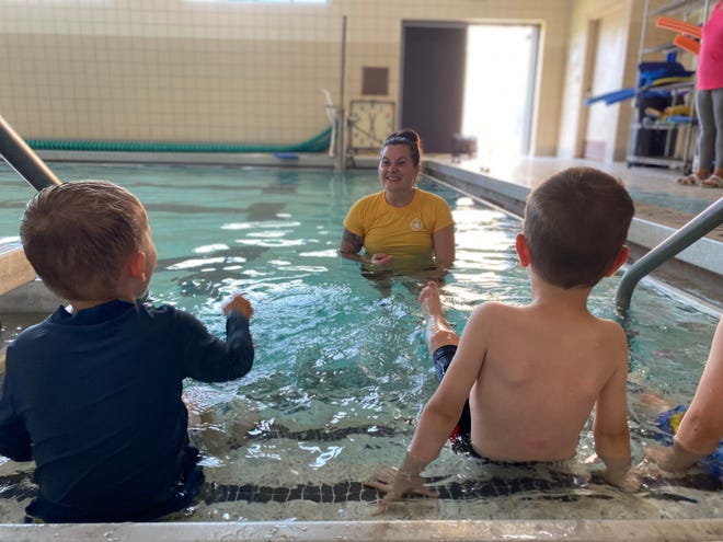 Audrina Hampton, propietaria de Hampton Aquatics & Fitness, enseña a los niños a nadar durante una clase dentro del Oaklon Fitness Center el miércoles 15 de junio de 2022 en Marshall, Michigan.