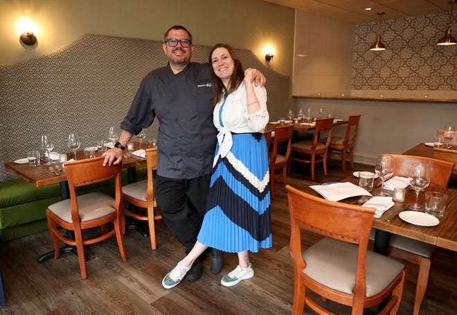 Владельцы и шеф-повар Марк Таксира и Брайан Майерс в ресторане Augustine's Salumeria на Холстед-стрит в Мамаронеке, 16 июня 2022 года. 