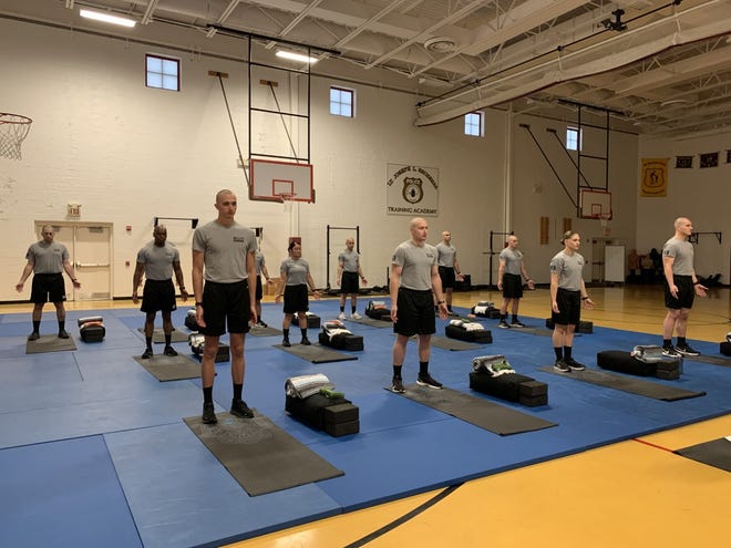 Gli ufficiali della formazione presso il dipartimento di polizia della contea di New Castle praticano lo yoga nell'ambito del programma sanitario completo degli ufficiali del dipartimento il 16 giugno 2022.