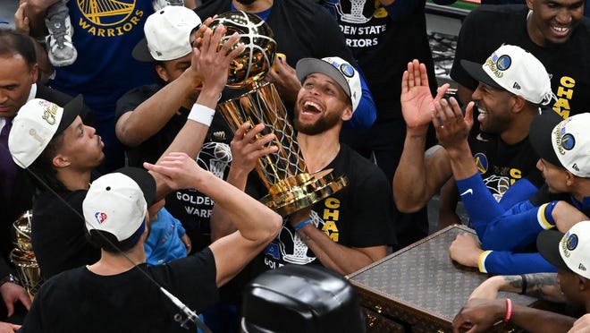 Steph Curry, Damion Lee bring NBA Championship Trophy to Kentucky