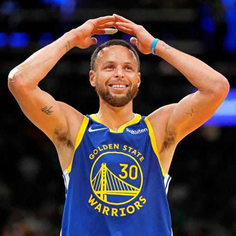 Golden State Warriors guard Stephen Curry (30) rea
