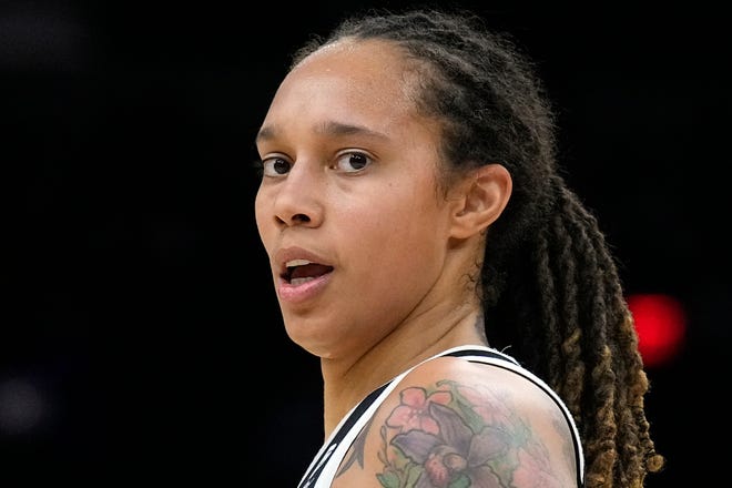 DATEI – Phoenix Mercury Center Brittney Griner wird am 13. Oktober 2021 in Phoenix in der ersten Hälfte von Spiel 2 der WNBA Basketball Finals gegen den Chicago Sky vorgestellt.  Griner, ein siebenmaliger WNBA-All-Star, der für Phoenix Mercury spielt, wurde am 17. Februar auf einem russischen Flughafen festgenommen, nachdem die Behörden sagten, eine Durchsuchung ihrer Tasche habe Vape-Patronen mit Cannabisöl gefunden.  Griners Frau, Cherelle Griner, hat die Stimme des WNBA-Stars in den vier Monaten seit seiner Verhaftung in Moskau kein einziges Mal gehört.  (AP Photo/Rick Scuteri, Akte) XMIT ORG: WX110