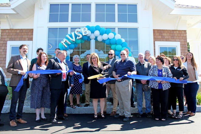 Appearing in the photo is MVSB Branch and Business Development Manager Jolene Whitehead doing the
honors during MVSB’s Ribbon Cutting Ceremony, joined by Rochester Mayor Paul Callaghan, Greater