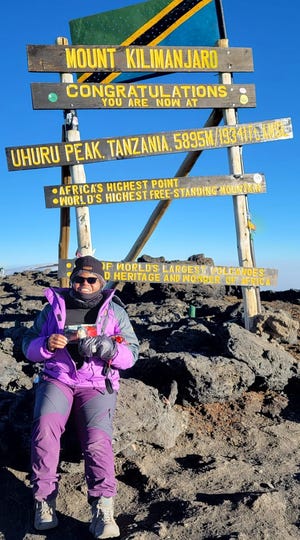 Ruth Tisdale a atteint le sommet du mont Kilimandjaro pour collecter des fonds pour les familles affamées de Pensacola.