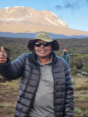 Sylvia Tisdale, fondatrice et pasteure d'Epps Christian Ministries, se rend au mont Kilimandjaro pour collecter des fonds pour les affamés de Pensacola.