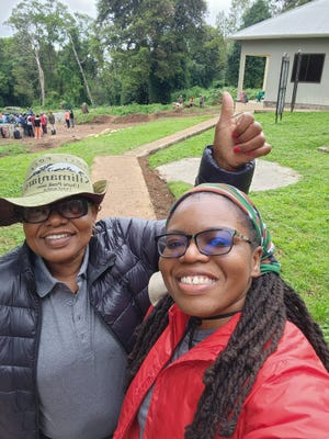 Sylvia (à gauche) et Ruth Tisdale parcourent le mont Kilimandjaro pour collecter des fonds pour les familles affamées de Pensacola.