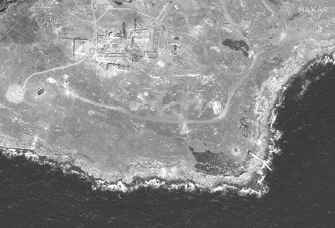 6월 21일에 촬영된 이 위성 이미지에서 Snake Island의 남단은 파괴된 탑과 불에 탄 초목으로 보입니다.