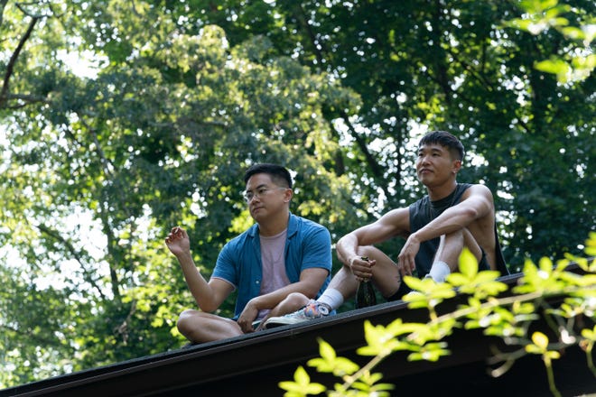 Howie (Bowen Yang, izquierda) y Noah (Joel Kim Booster), mejores amigos desde hace mucho tiempo, se preparan para un último hurra en "Isla de Fuego."