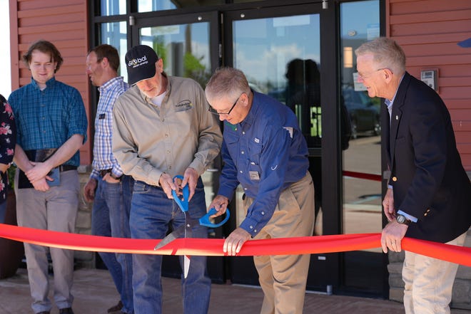 Global Clean Energy CEO Richard Palmer and Sustainable Oils President Mike Karst cut
the ribbon on Sustainable Oils’ new North American Headquarters in Great Falls