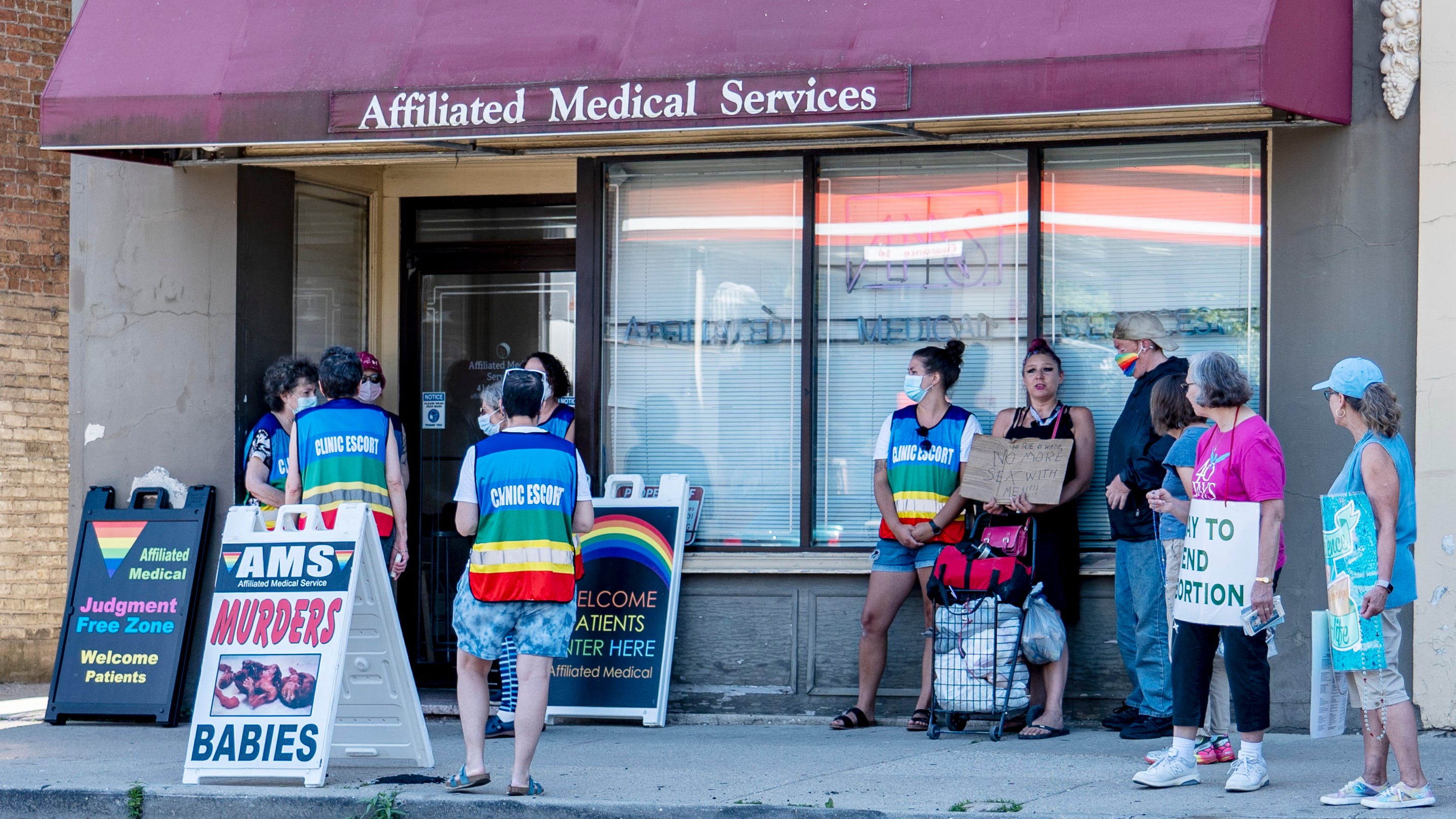 Nhtr/Milwaukee Pain Clinic Raided/ - qw0zqv7