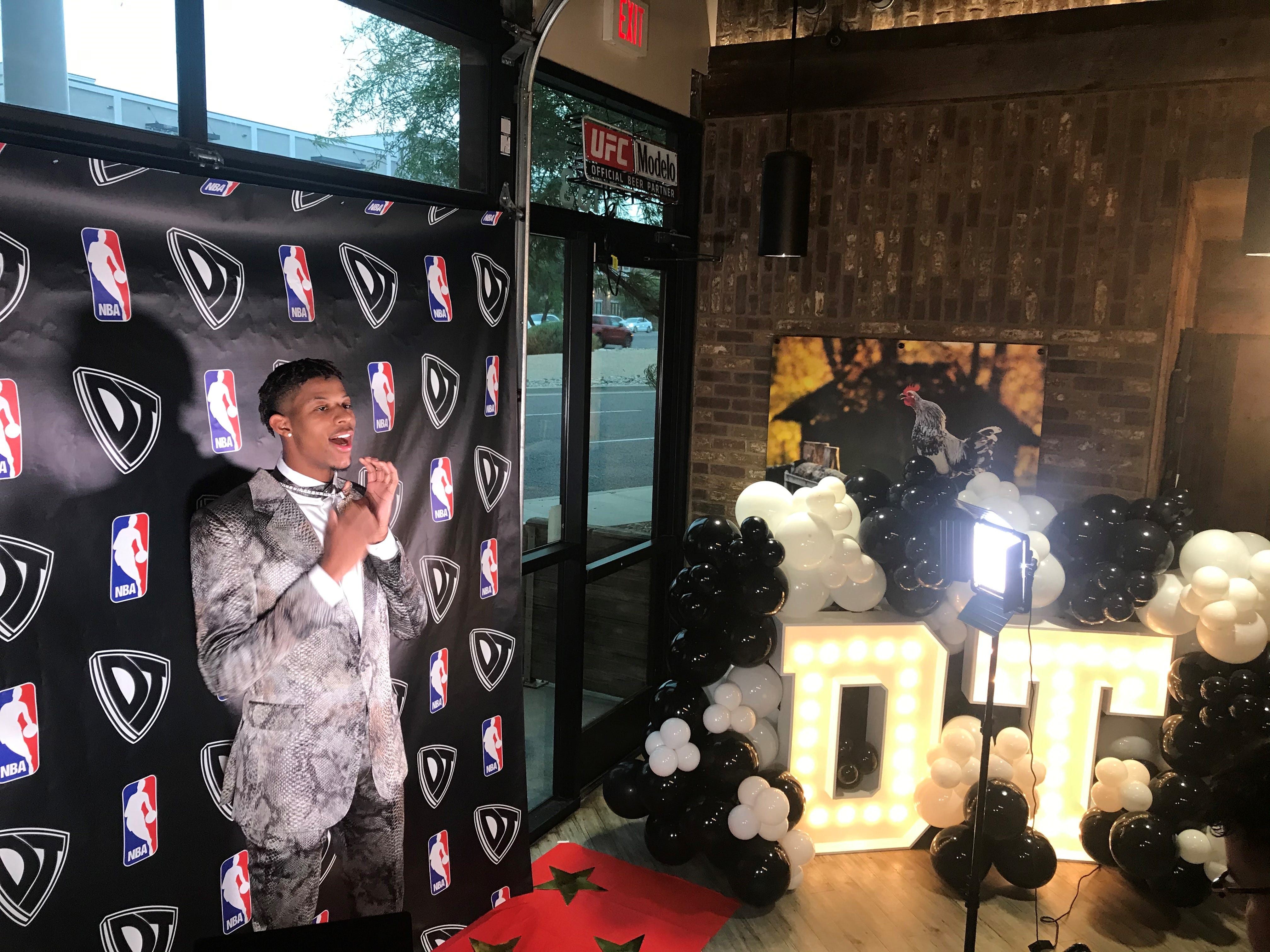 Dalen Terry dari Arizona dan ibunya Fenise Yancy mendiskusikan Chicago Bulls menyusunnya