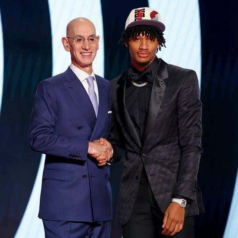 Shaedon Sharpe shakes hands with NBA commissioner 