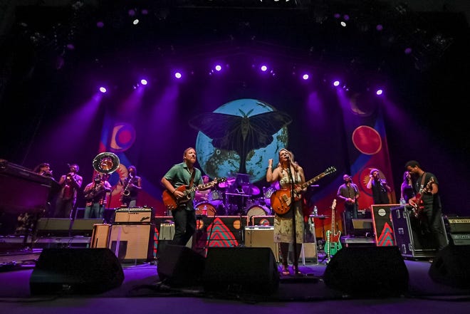 Derek Trucks, a la izquierda, y Suzanne Tedeschi actúan con su banda, Tedeschi Trucks Band, en la primera noche de la gira Wheels of Soul Tour el viernes 24 de junio de 2022 en Dailey's Place en Jacksonville.