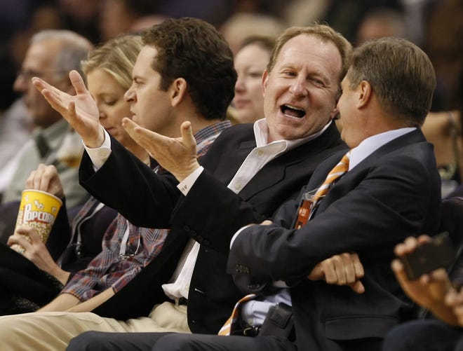 Pemilik Suns Robert Sarver berbicara dengan presiden tim dan CEO Rick Welts saat timnya kalah 114-107 dari Bobcats di US Airways Center di Phoenix, Arizona, 26 Januari 2011.