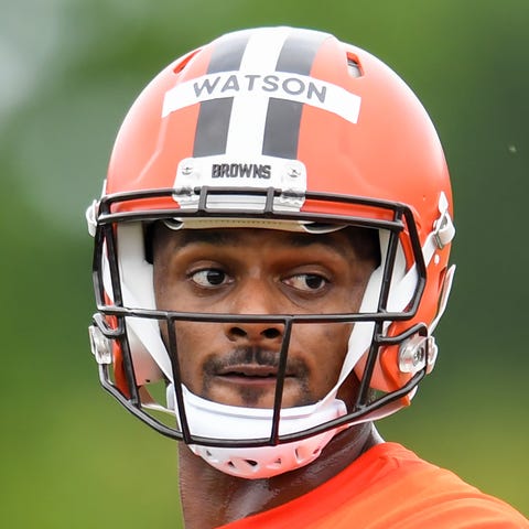 Deshaun Watson throws a pass during the Cleveland 
