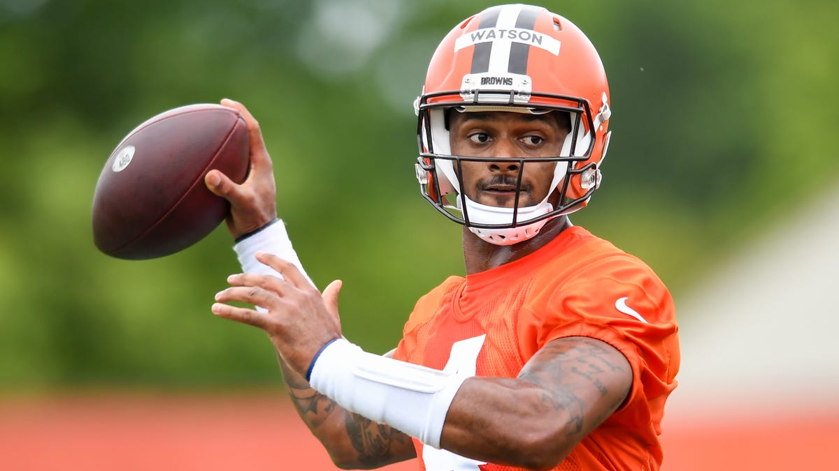 Deshaun Watson throws a pass during the Cleveland Browns mandatory minicamp on June 14, 2022.