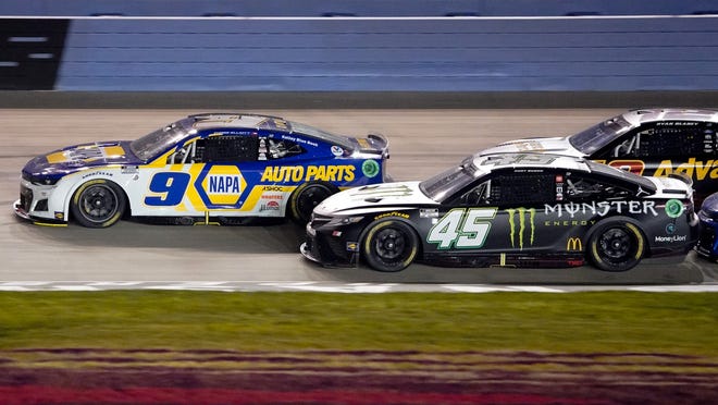 NASCAR taurės serijos lenktynininkas Kurtas Buschas (45 m.) sekmadienį, 2022 m. birželio 26 d., sekmadienį, 2022 m. birželio 26 d., seka Chase'ą Elliottą (9) per „Ally 400“ lenktynes Nešvilio superspeedway Libane, Tenesyje.