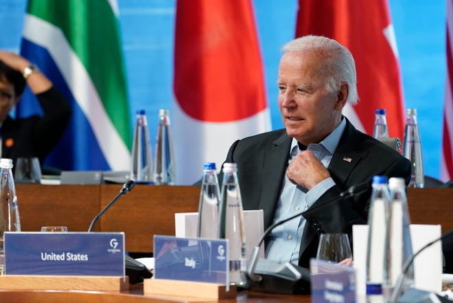 Il presidente Joe Biden attende l'inizio di un pranzo con i leader del G-7 presso lo Schloss Elmau Hotel di Elmau, in Germania, il 27 giugno 2022, durante il vertice annuale del G-7.  Al G7 si uniscono i leader dei paesi ospiti e i capi delle organizzazioni internazionali.