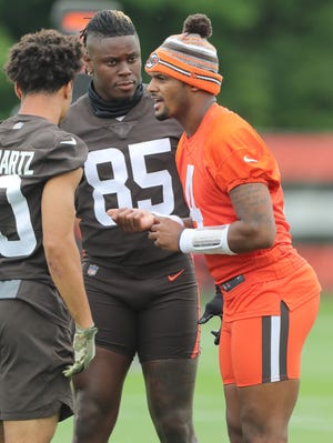 Cleveland Browns quarterback Deshaun Watson talks with Anthony Schwartz, left, and David Njoku during minicamp Tuesday, June 14, 2022 in Berea.  Browns Mini Camp 3