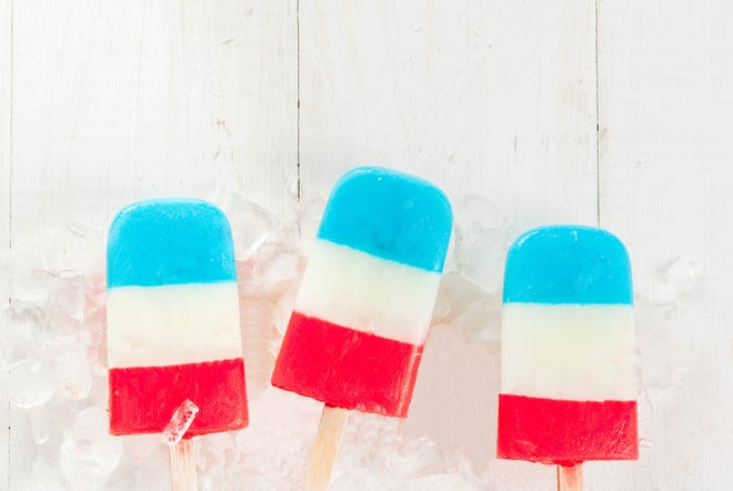 Patriotyczne Czerwone Białe Niebieskie Popsicles na święto 4 lipca.
