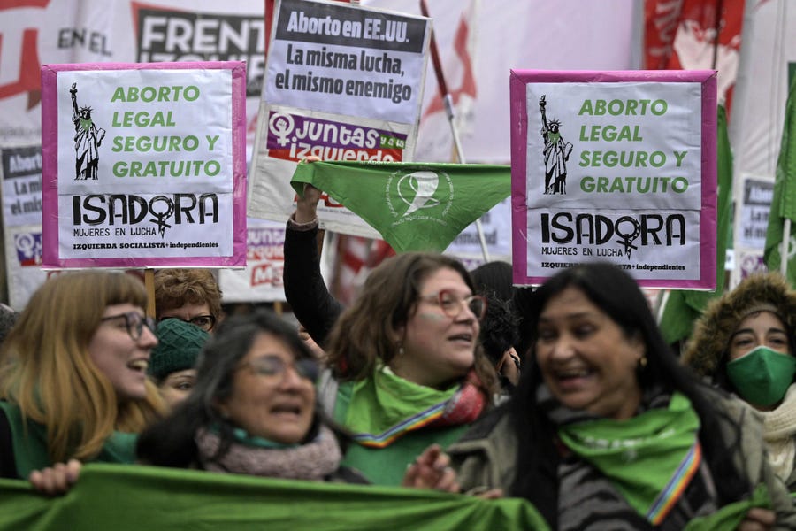 Pro-choice protest in front of the US embassy in Buenos Aires, on June 27, 2022, two days after the US Supreme Court scrapped half-century constitutional protections for abortions.