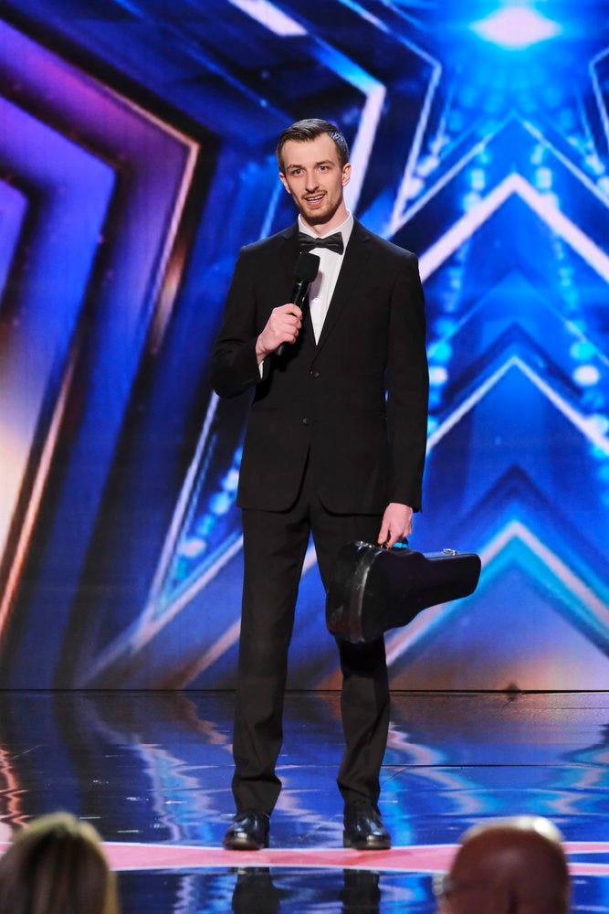 Willem Roelants, a 25-year-old musician who speedily popped balloons in time with music, ended his act with an injury that left him bleeding from the top of his head.