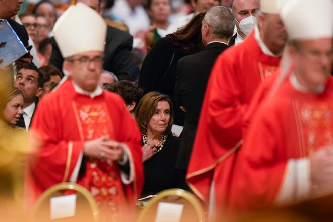 Pelosi menerima Komuni di Vatikan meskipun ada sikap aborsi