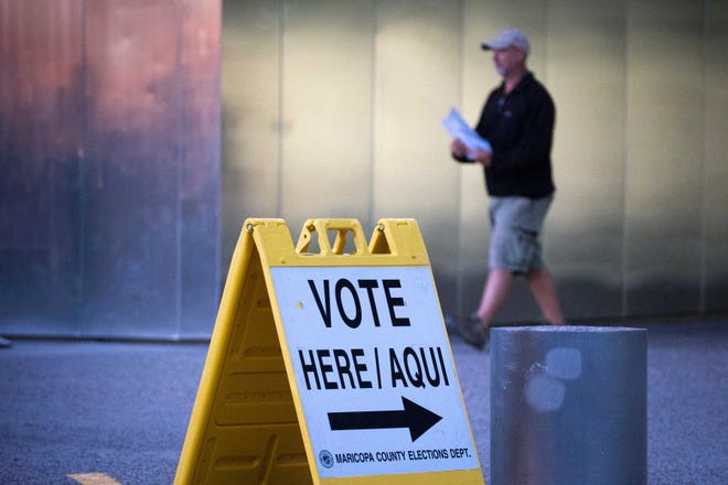 Un votante sale del centro de votación después de emitir su boleta, el 6 de noviembre de 2018, en la Biblioteca Burton Barr.