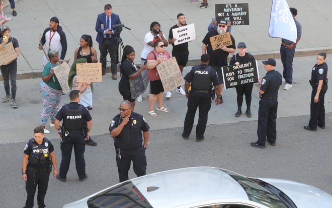 Protestocular, Akron polisinin 30 Haziran 2022 Perşembe günü Akron'da Jayland Walker'ı vurup öldürmesinden duydukları memnuniyetsizliği ifade etmek için Stubbs Adalet Merkezi önünde toplandı.