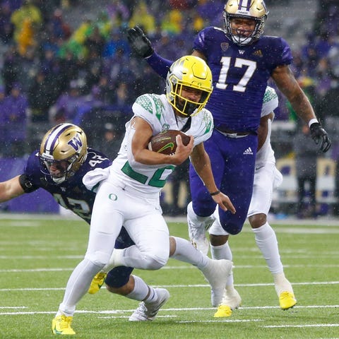 Oregon running back Travis Dye (26) rushes for a t