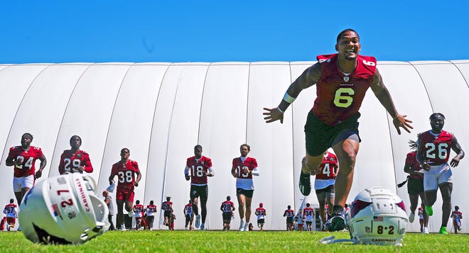 Cardinals runningback James Conner (6) runs during warms up with teammates during camp, on June 6, 2022, at the Tempe Training facility in Tempe, Arizona.