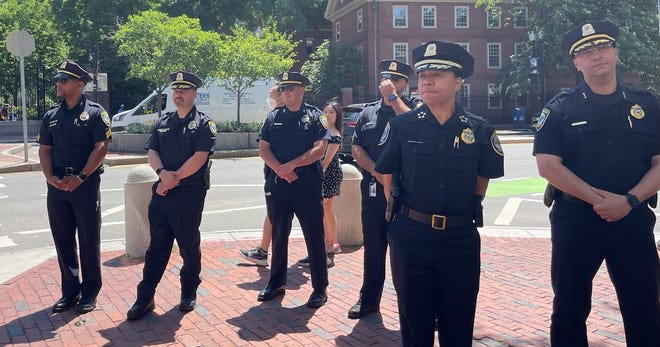 Los oficiales de policía de Cambridge presentan sus respetos a Michael en Harvard Square el 30 de junio de 2022.