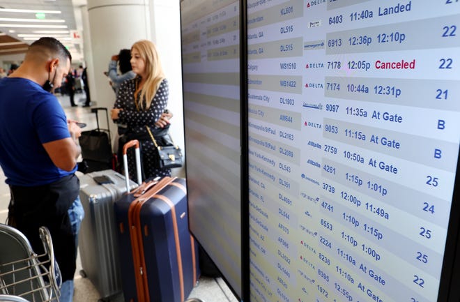 Reisende versammeln sich am 30. Juni im Delta-Terminal am Los Angeles International Airport. Flugausfälle und Verspätungen nahmen vor dem geschäftigen Reisewochenende am 4. Juli aufgrund von Personalmangel bei den Fluggesellschaften zu.