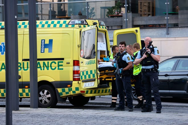 Sebuah ambulans dan polisi bersenjata di luar pusat perbelanjaan Field, di Orestad, Kopenhagen, Denmark, Minggu, 3 Juli 2022, setelah laporan tembakan.  (Olafur Steinar Gestsson / Ritzau Scanpix via AP)