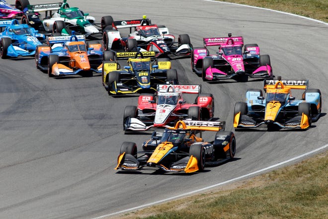 Pato O'Ward conduce terenul la căderea drapelului verde în timpul unei curse auto IndyCar la Mid-Ohio Sports Car Course din Lexington, Ohio, duminică, 3 iulie 2022.