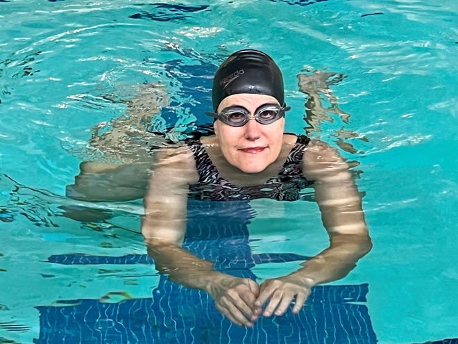Janet Alessi adoptó una rutina de ejercicios que espera la mantenga en movimiento hacia el futuro.  Su amor número uno es nadar, y estaba feliz de volver a la piscina tan pronto como pudo después de una cirugía de reemplazo de cadera.